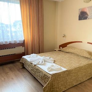 Zimmer mit Kingsize-Bett